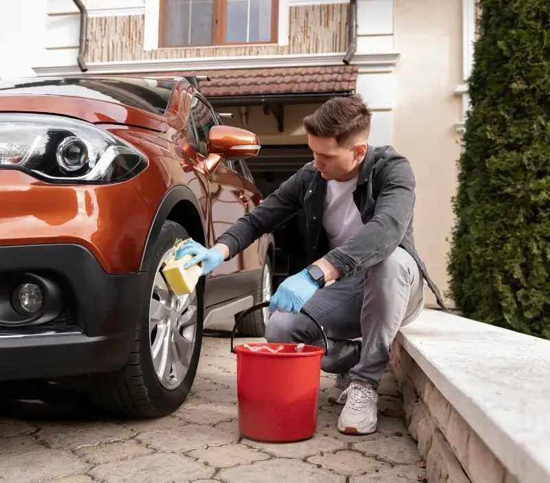 Lavage auto à domicile Saint-Étienne-d'Orthe : professionnel intervenant sur un véhicule